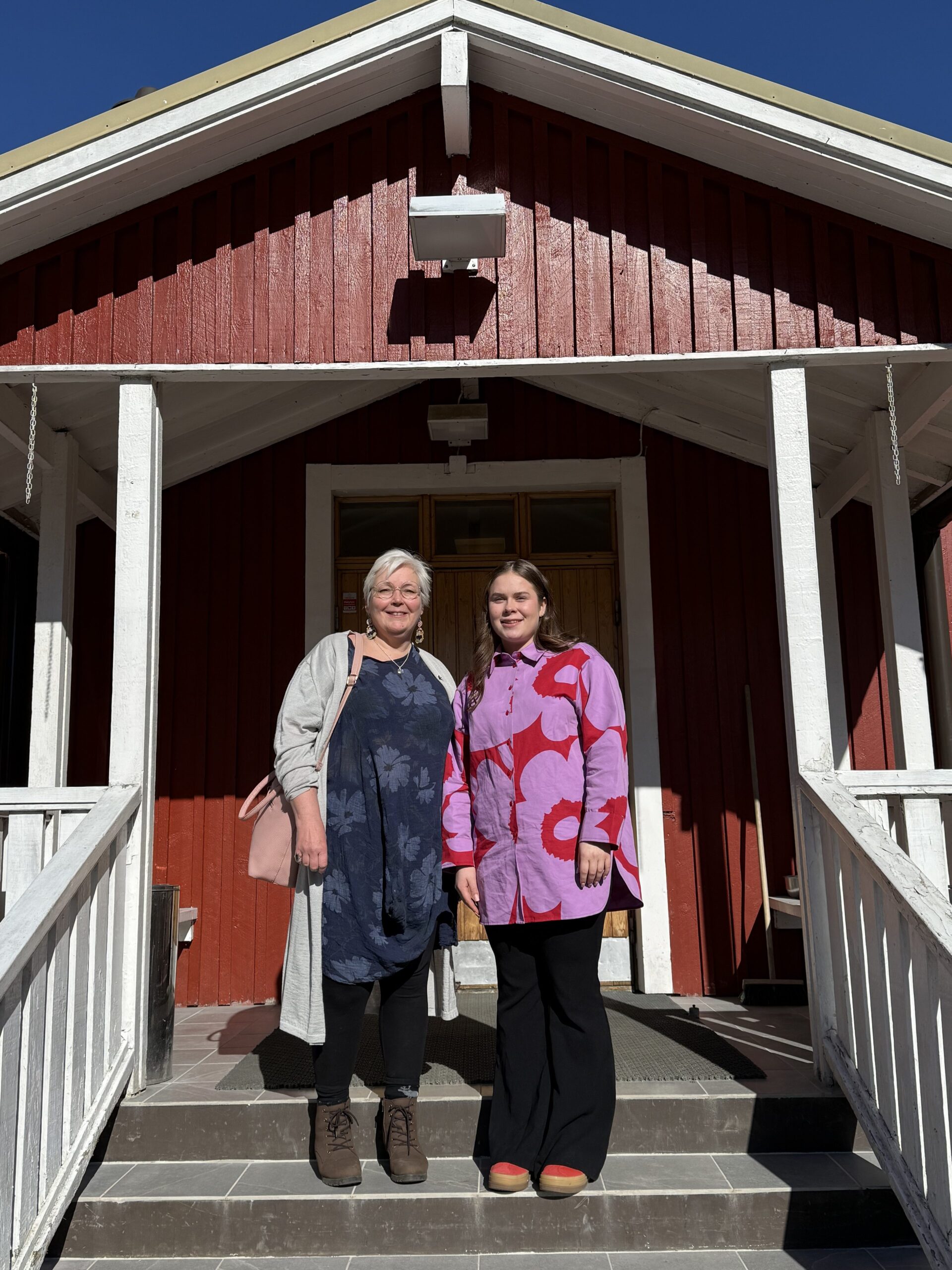 Puoluekokousedustajat 2026, kuvassa oikealta Sara Lindberg ja Saana Sandholm Torpan portailla